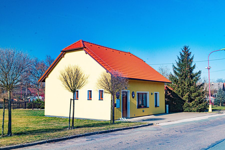 File:Obecní úřad v obci Stará Voda v okrese Hradec Králové.jpg
