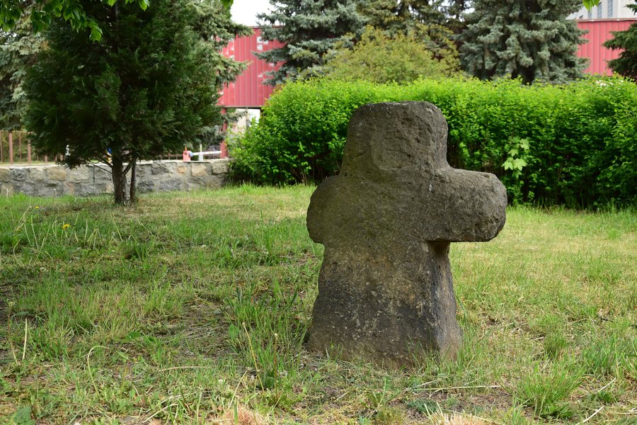 File:Všehrdy 2020-05-06 Smírčí kříž 1.jpg