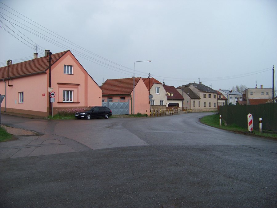 File:Drahelčice, Hořelická, od mostu.jpg