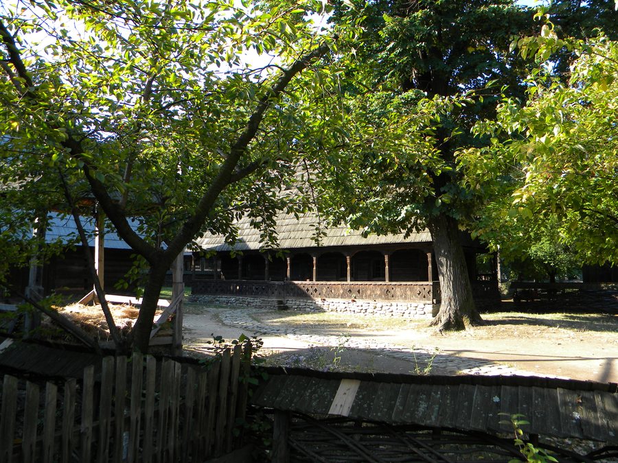 File:Bucuresti, Romania, Muzeul National al Satului; B-II-a-A-18994 (Casa in comuna Ieud-Maramures).JPG