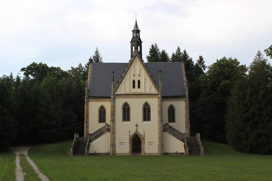 File:Orlík nad Vltavou, zámecký park, Schwarzenberská hrobka (3).jpg