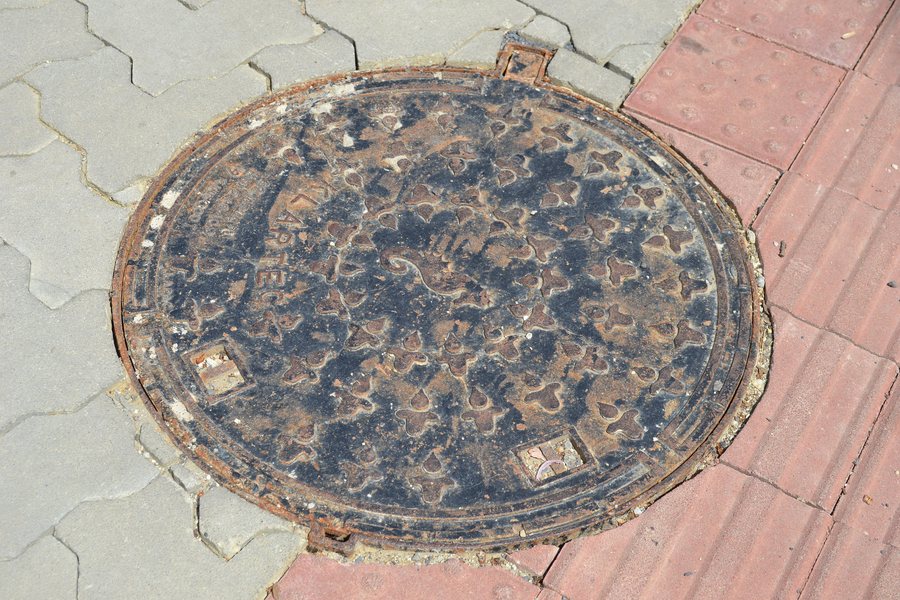 File:Sewer cover - Rimavská Sobota (Slovakia).jpg