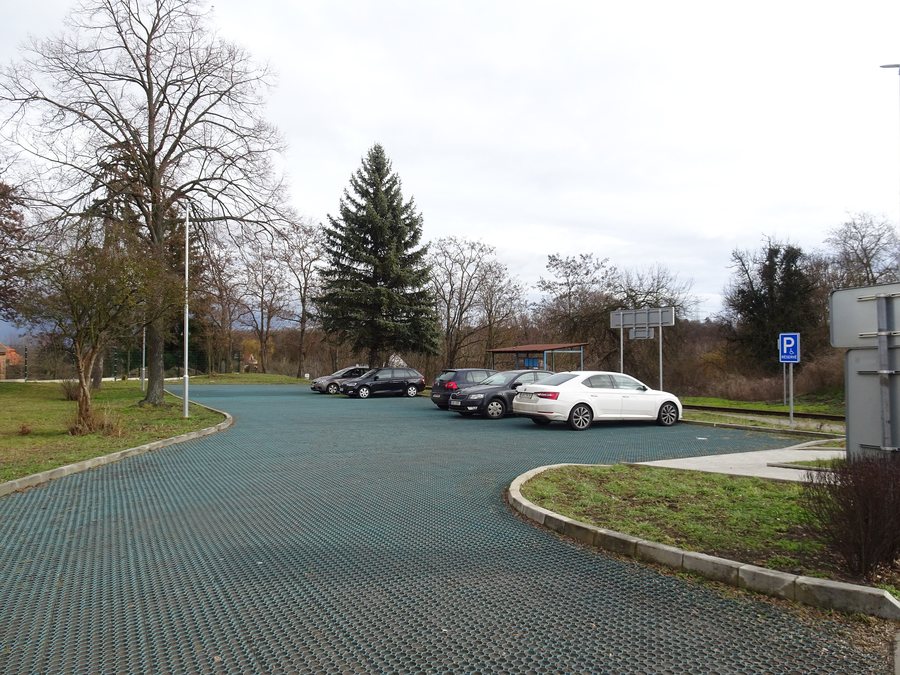 File:Zlonice zastávka, parkoviště.jpg