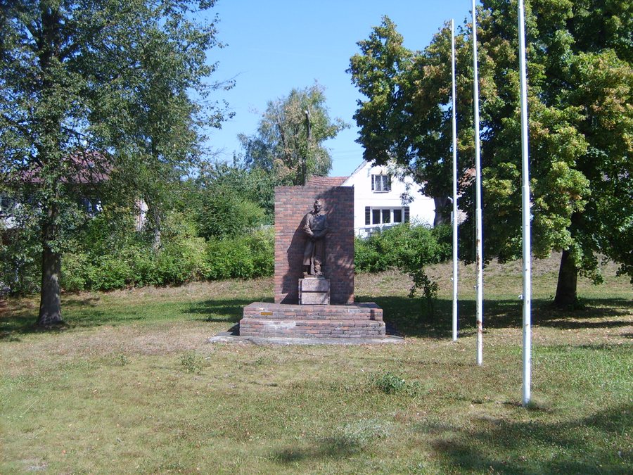 File:Chotíkov, památník.JPG