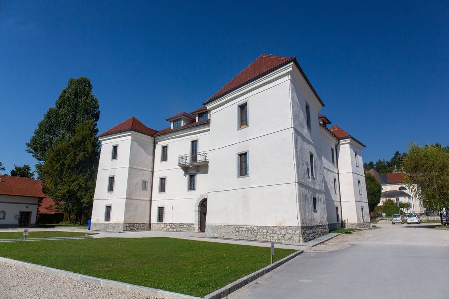 File:Logatec Castle back side.jpg