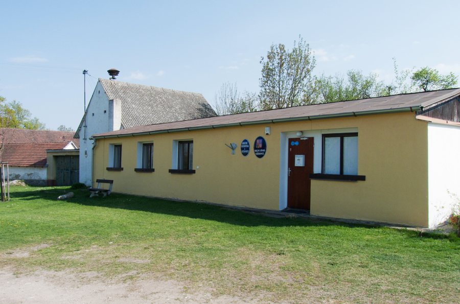 File:Nebřehovice - obecní úřad.jpg