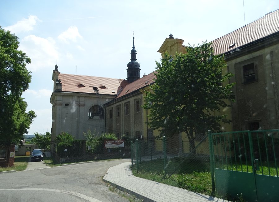 File:Tuchoměřice, zámek, z auta.jpg