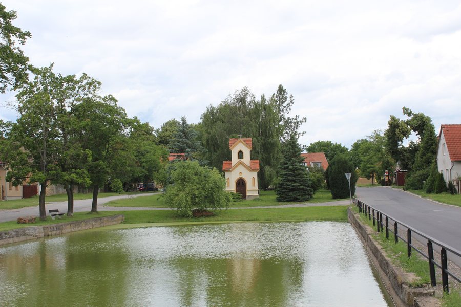 File:061 Vysoký Újezd náměstí střed rybník S.jpg