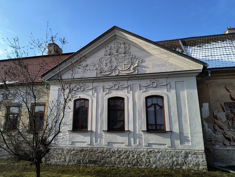 File:Rimavské Janovce - Kúria rodu Török - štít s erbom.jpg