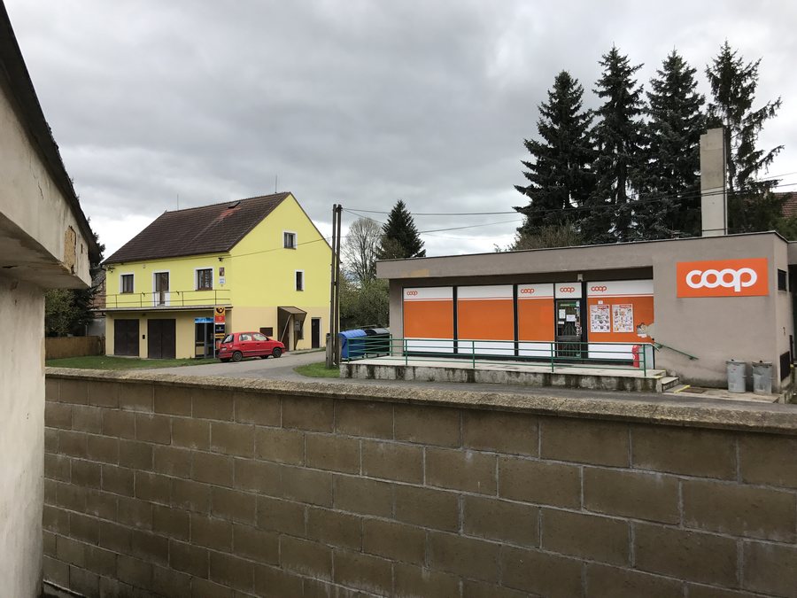 File:Dorfplatz Milostin.jpg