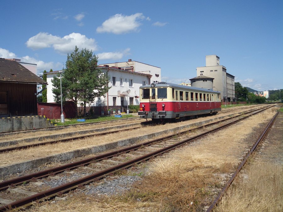 File:Krupina station railcar 830.JPG