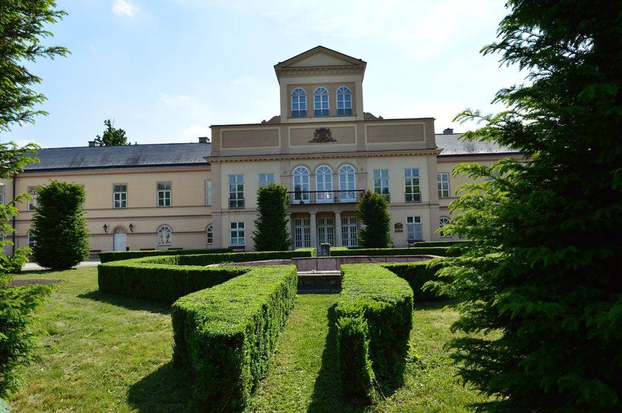 File:Kaštiel Palárikovo.jpg