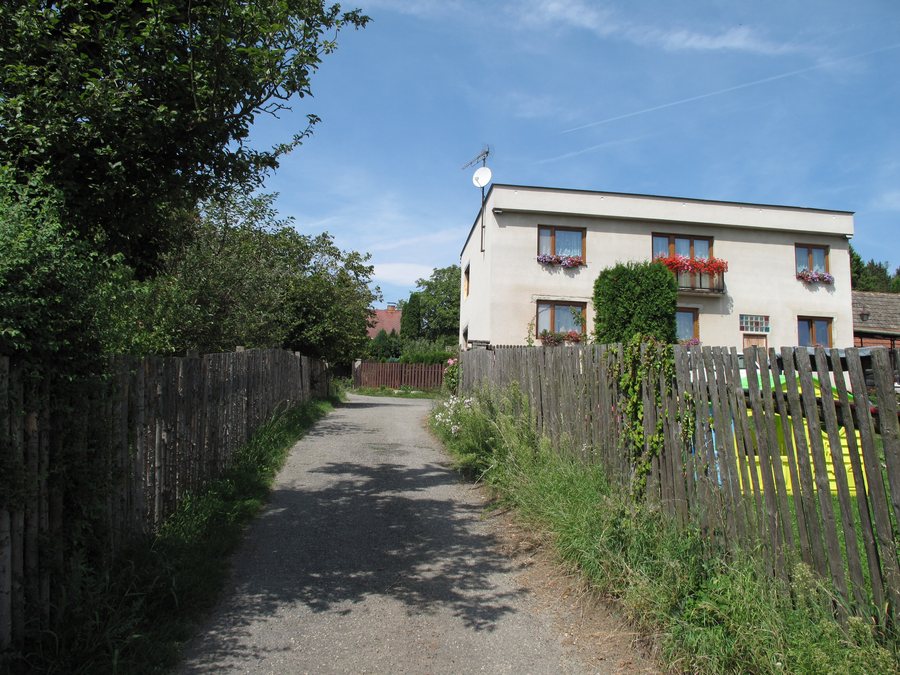 File:Dubiny, bílý dům.jpg