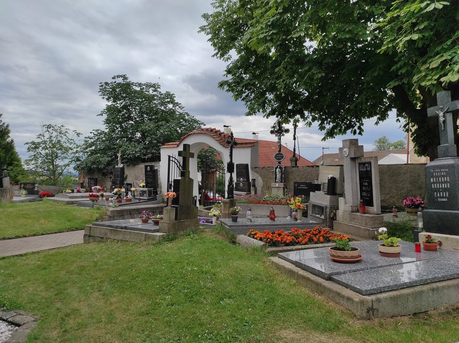 File:Hřbitov Skočice (02).jpg