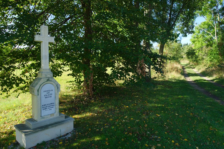 File:Kříž u cesty do Lipové, Hrochov, Lipová, okres Prostějov.jpg