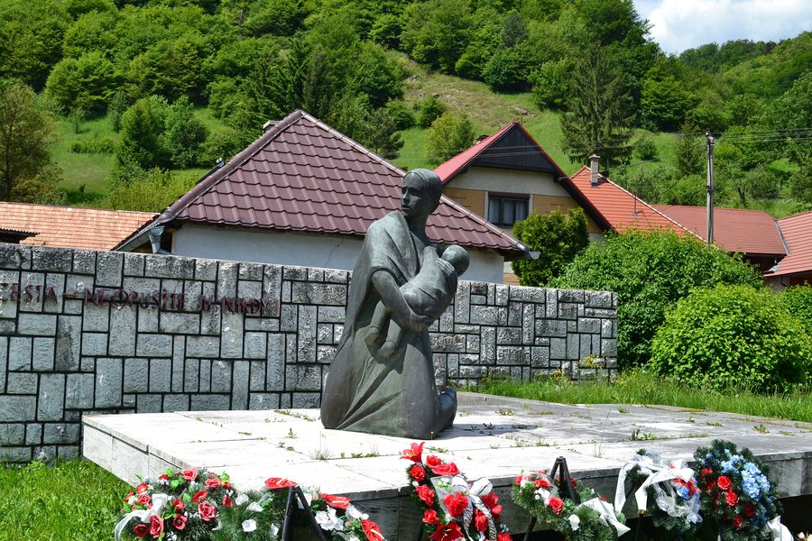 File:Pamätník Ostrý Grúň.JPG