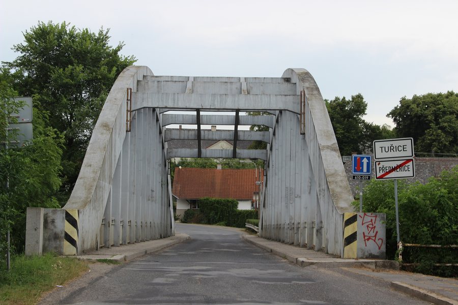 File:Tuřice, silniční most (1).jpg