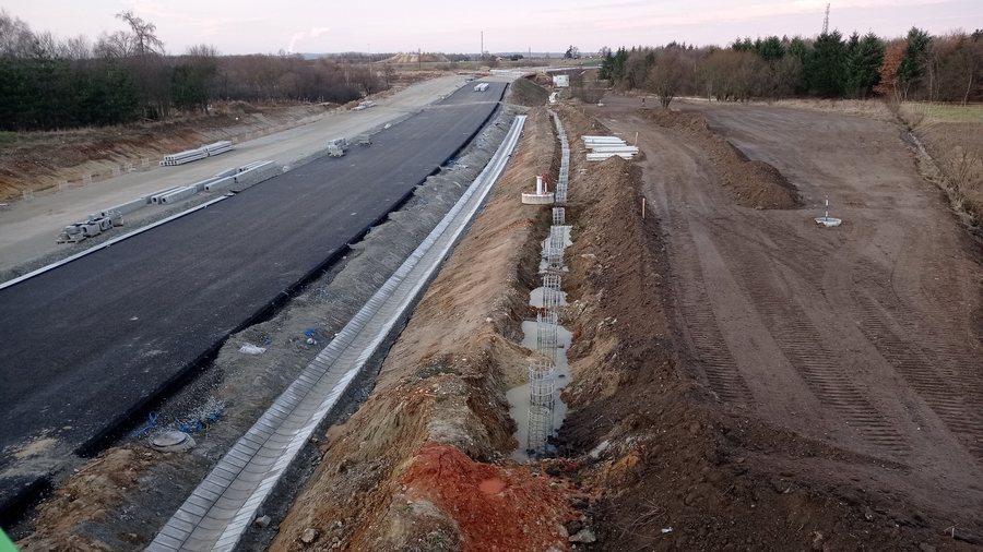 File:D3 highway betw. Nové Hodějovice + Staré Hodějovice, December 2022 (01).jpg