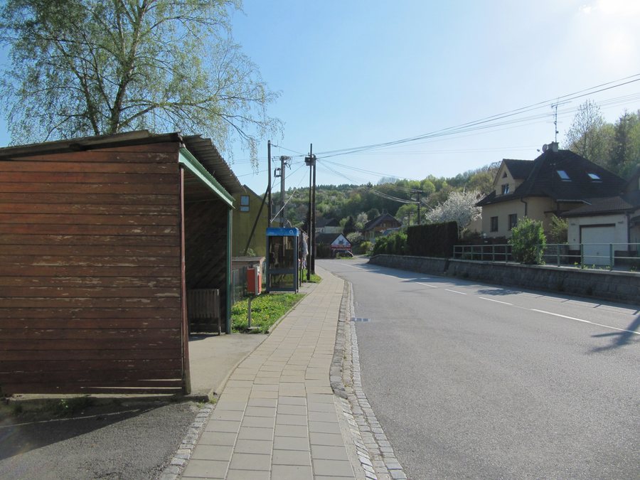 File:Šarovy, zastávka.jpg