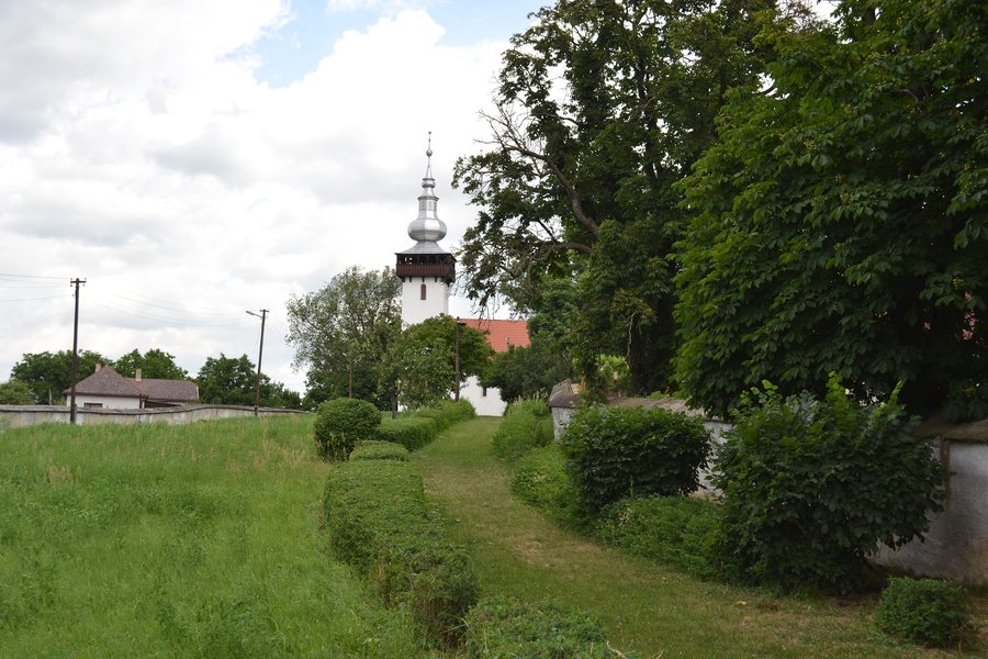 File:Širkovce - Kostol a park.jpg