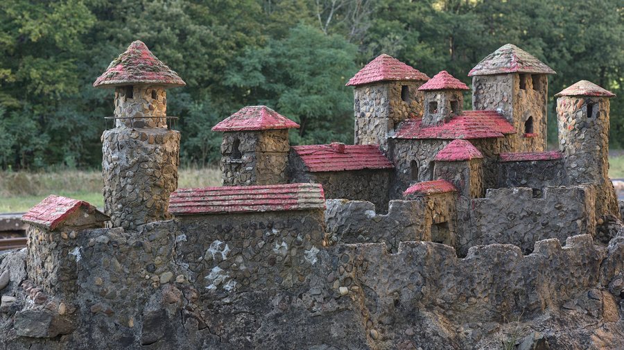 File:FOT0819 Model hradu Osek na nádraží Osek město.jpg