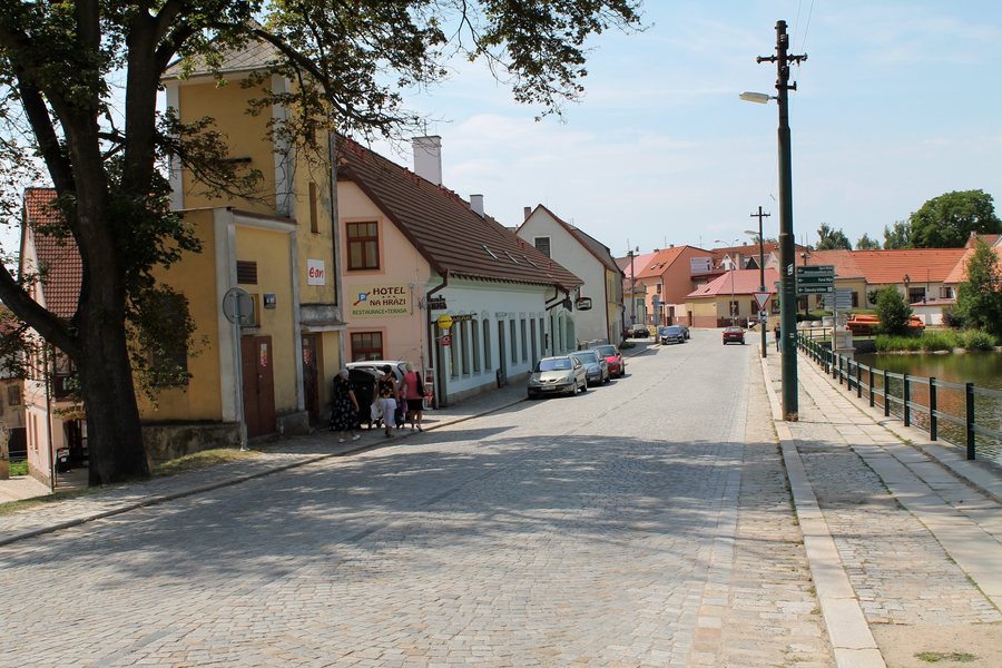 File:Telč, Na Hrázi, hráz Ulického rybníka (2013-07-24; 01).jpg