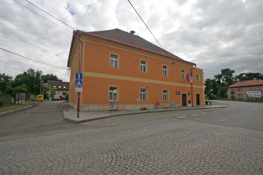 File:Bílé Poličany obecní úřad.JPG
