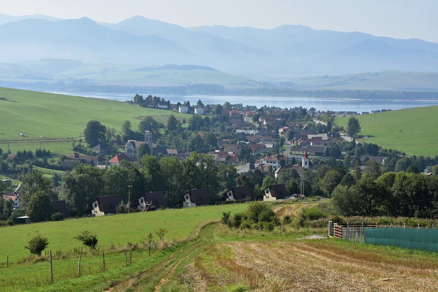 File:Village of Liptovský Trnovec, Slovakia.jpg