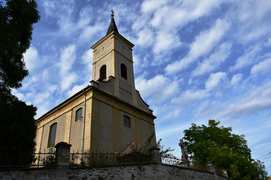 File:Szentháromság templom-Szuhogy-2021.jpg