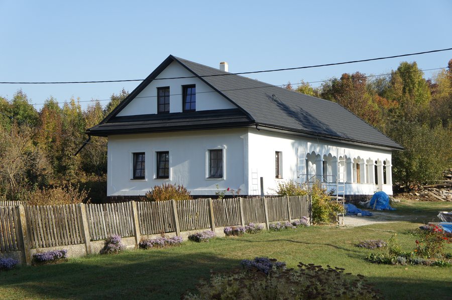 File:Emeletráépítéssel felújított népi lakóház, Gagyapáti.jpg