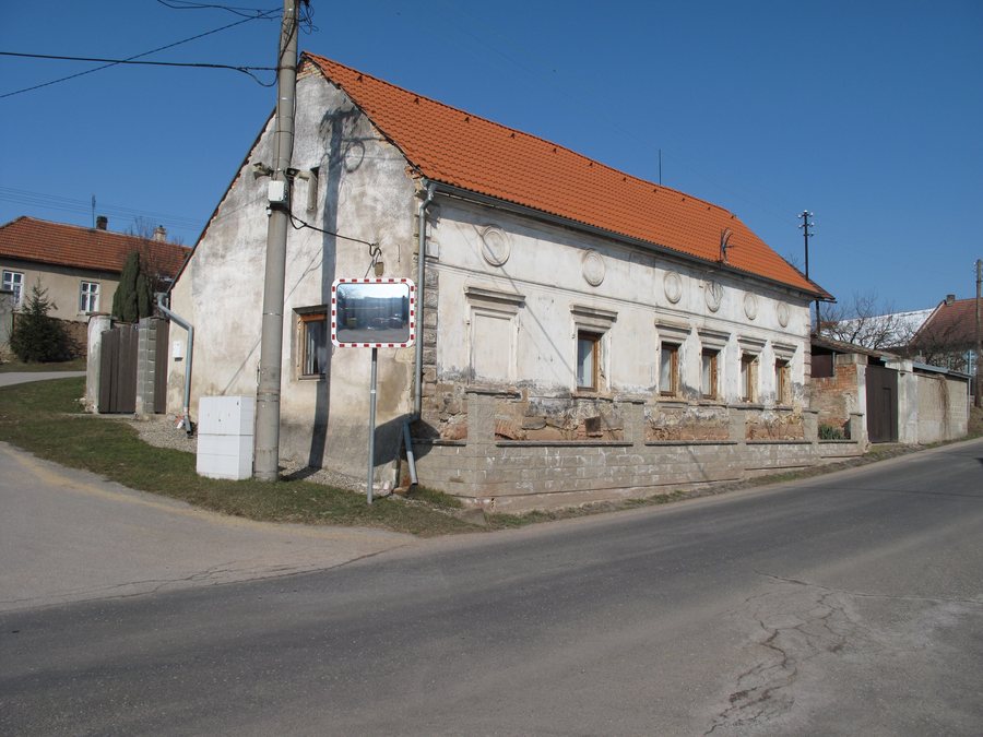 File:Čeradice (Klobuky), dům u silnice.jpg