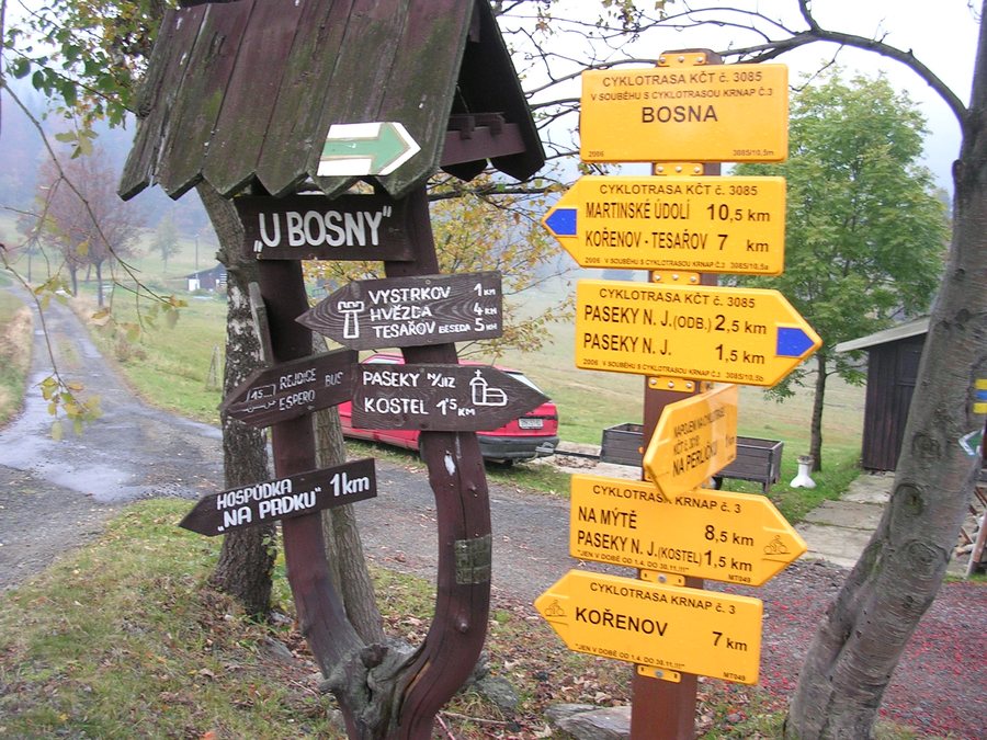 File:Paseky nad Jizerou, Bosna, rozcestníky.jpg