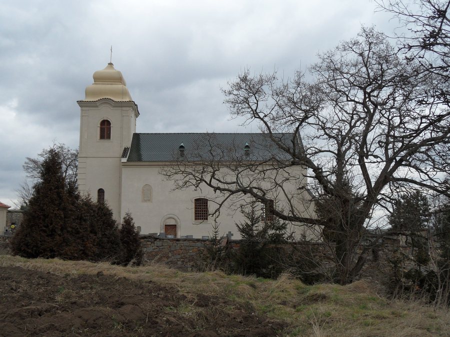 File:Zabonosy A. KostelSvVaclavaOdSeveru.jpg