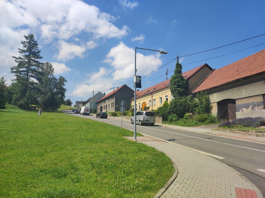 File:Osíčko, hlavní ulice.jpg