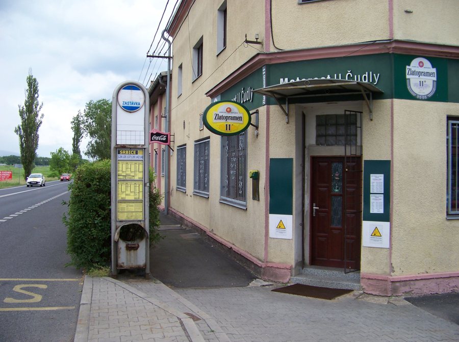 File:Srbice (TP), zastávka, motorest U Čudly.jpg
