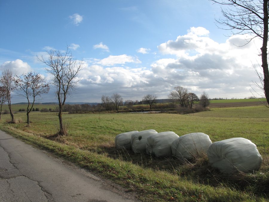 File:Lažany (Mezno), balíky.jpg