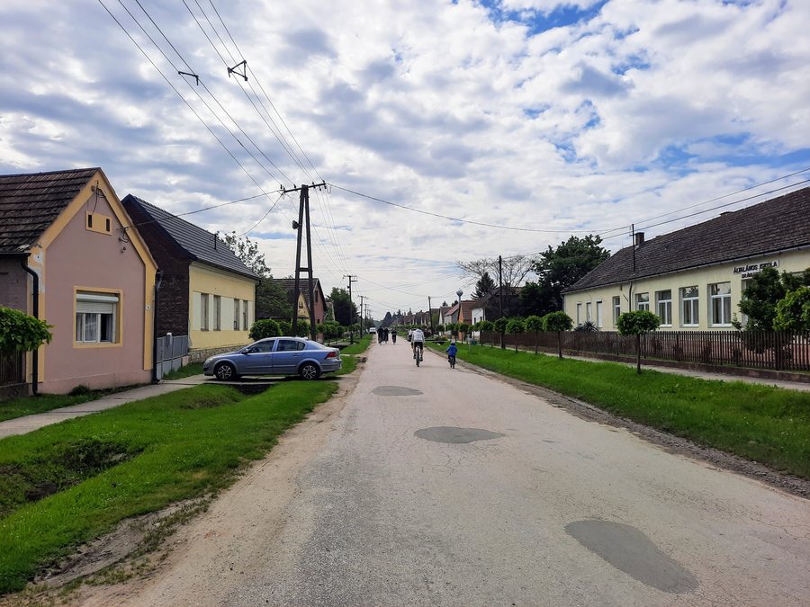 File:Drávasztára, biciklisek a faluban.jpg