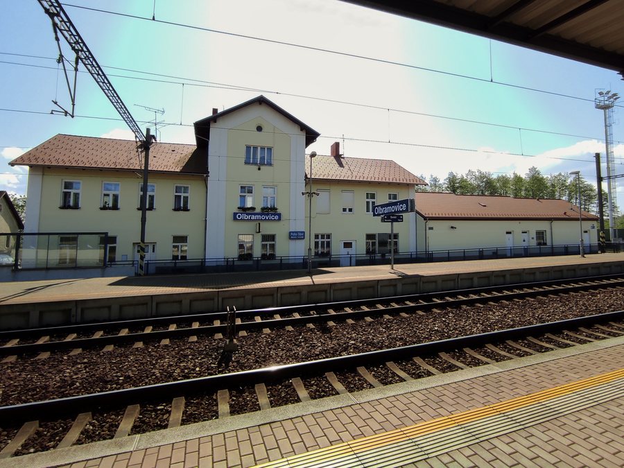 File:Olbramovice, nádražní budova.jpg