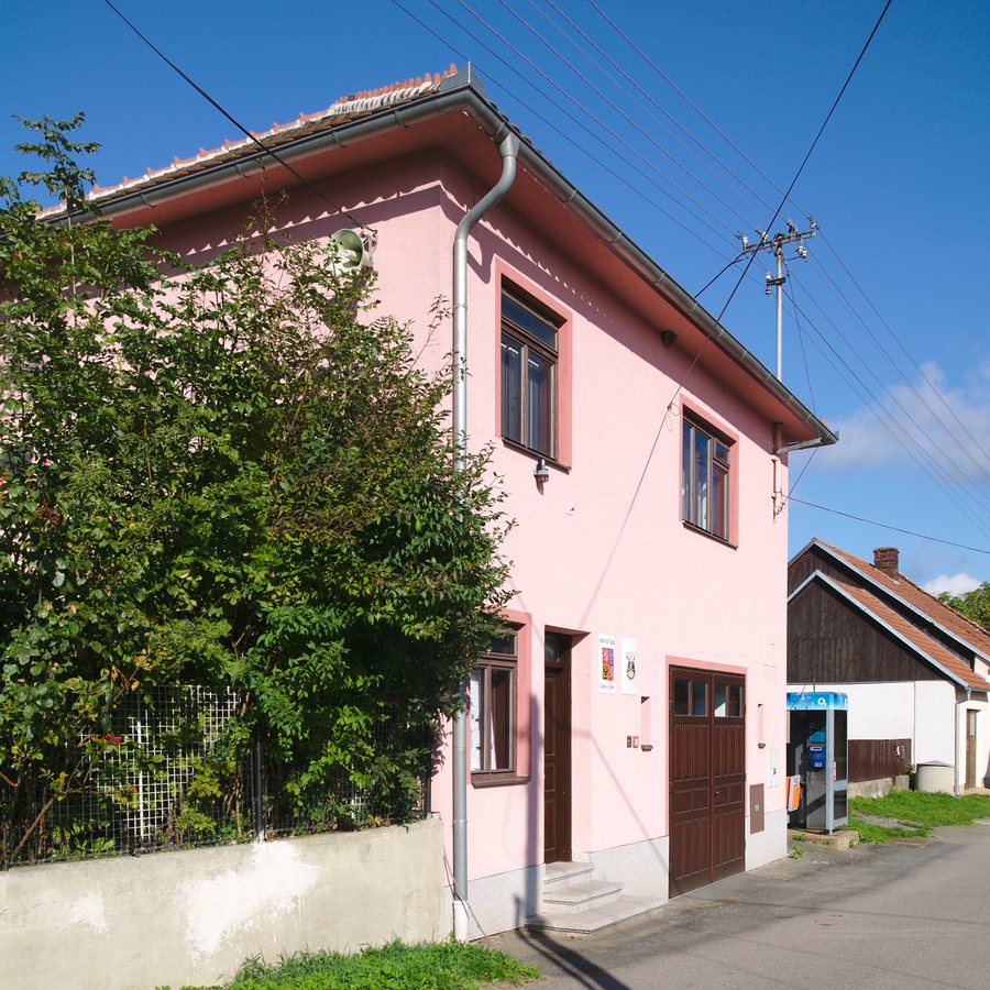 File:Obecní úřad, Lhota u Lysic, okres Blansko.jpg
