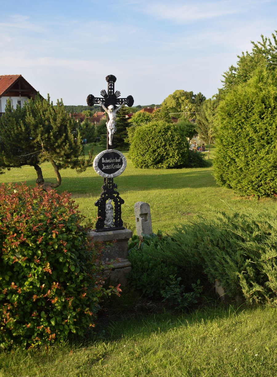File:Slavce - cross (near No.78).jpg