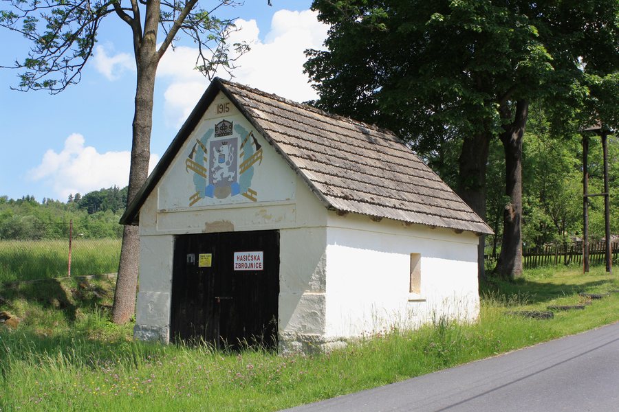 File:Kolinec, Bernartice, fire house.jpg