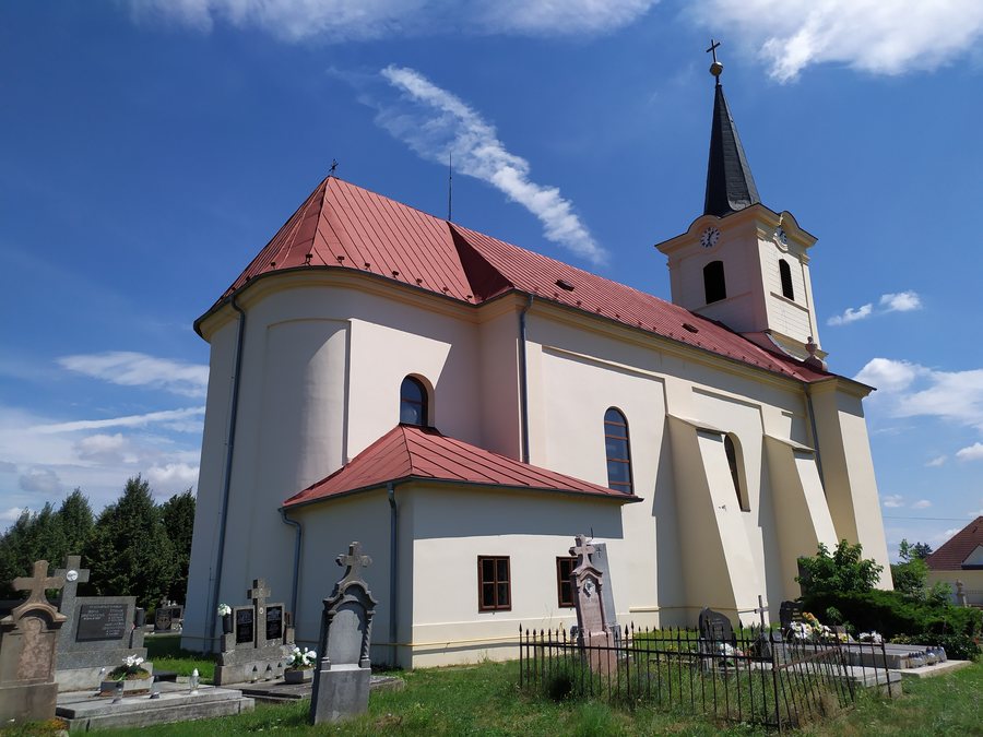 File:Ivanka pri Nitre kostol 01 02.jpg