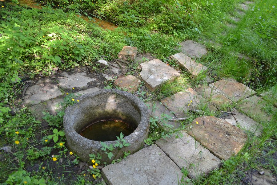 File:Konrádovce - minerálny prameň -1.jpg