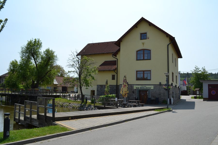 File:Drnovice (okres Blansko) - hospoda a oú, obr01.jpg