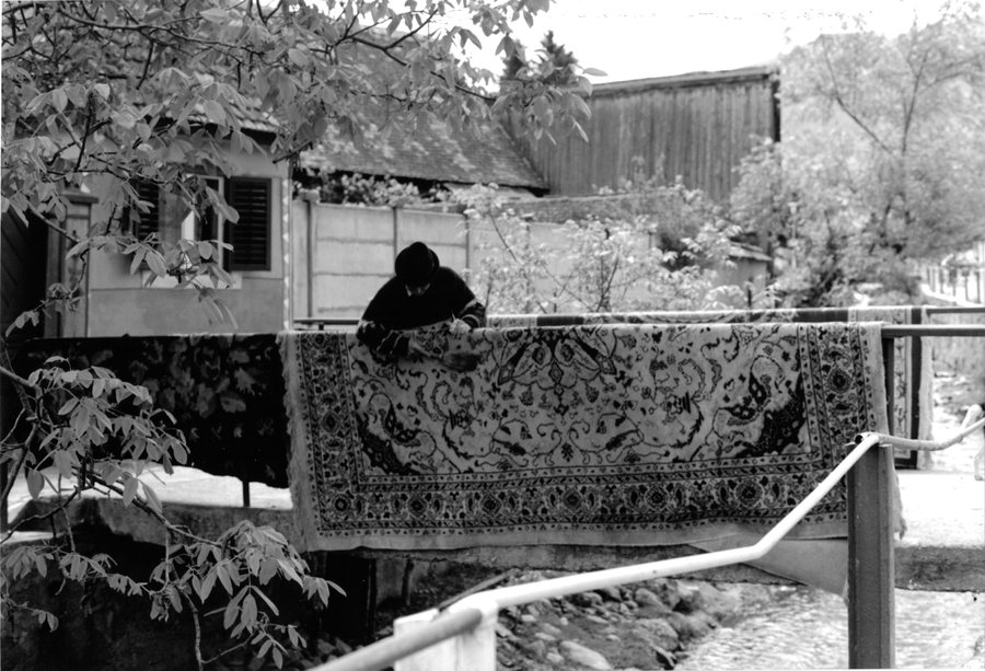 File:Rasinari - cleaning carpets.jpg
