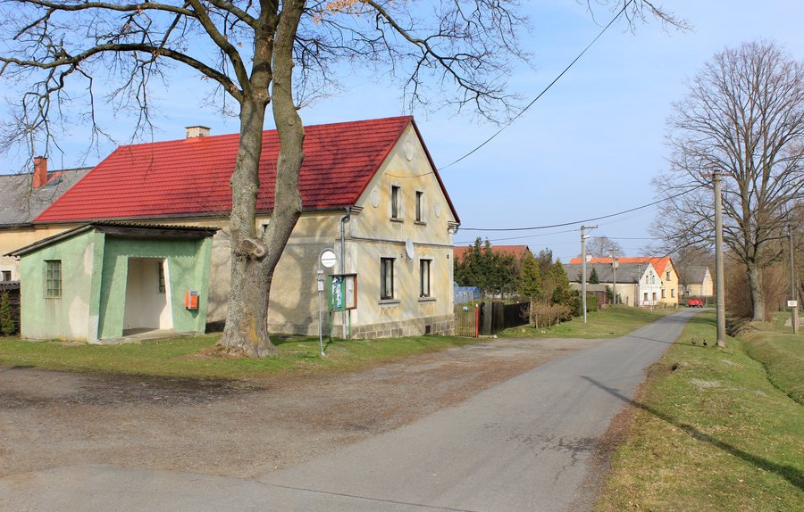 File:Třemešné, Pavlíkov, bus stop.jpg