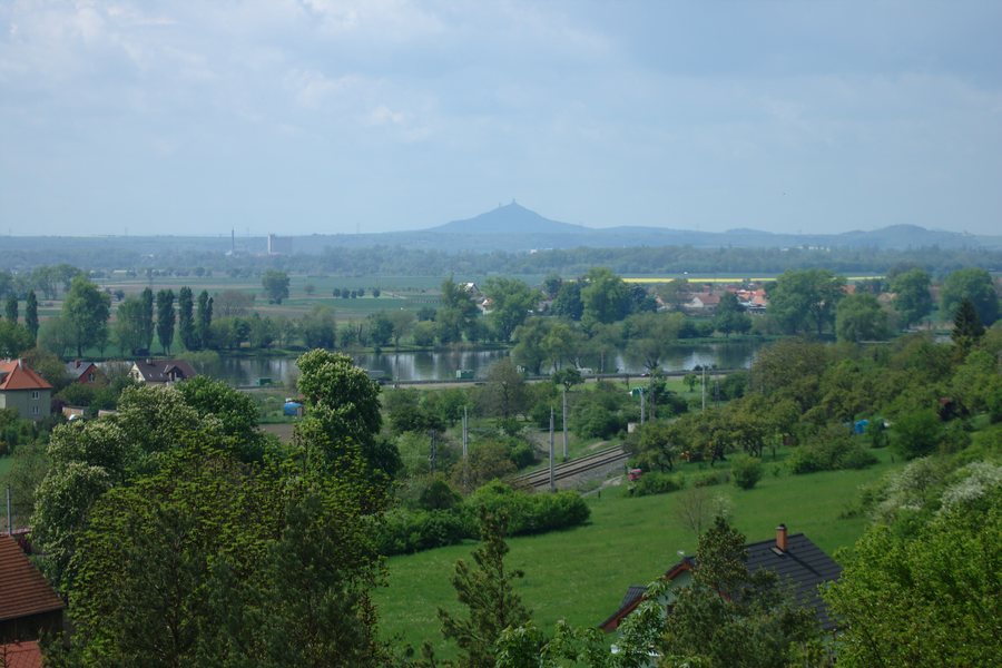 File:Křešice, pohled na Labe.jpg