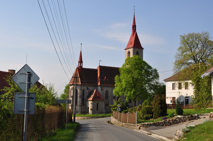 File:Mešno - Kostel.jpg