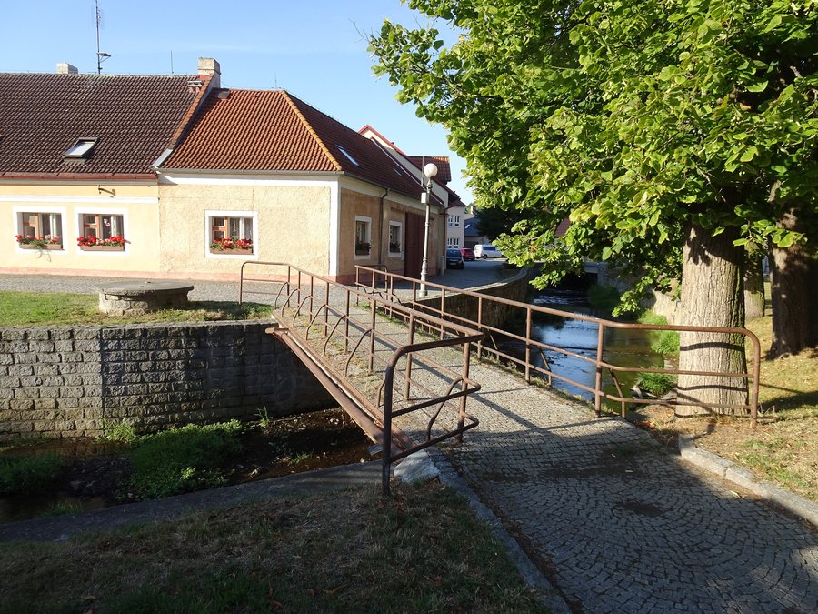 File:Domažlice, lávka přes Zubřinu.jpg