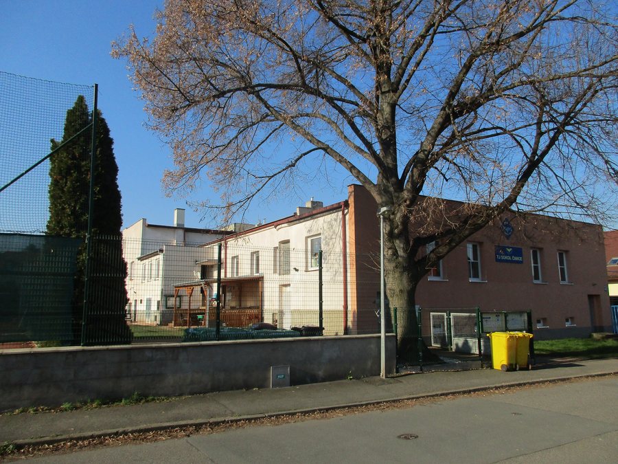 File:Sokolovna Čimice (01).jpg